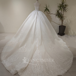 Vestido de Novia Moderno LY155 con Escote Redondo, Encaje Color Marfil, Cola de Capilla, Flores, Apliques de Cristal y Bordados - Product Image 2