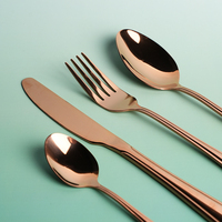 Ensemble de 4 couverts jetables en acier inoxydable rose doré comprenant un couteau à dîner, une fourchette et des cuillères à thé pour une expérience culinaire luxueuse