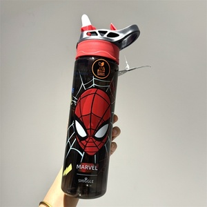 Bouteille d'eau pour enfants 2024 Spider-Man en plastique grande capacité, qualité supérieure, avec paille et fonction spray, idéale pour les étudiants et le sport - Product Image 1