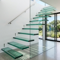 Escalier flottant intérieur sur mesure avec monopoutre en acier, garde-corps en verre trempé, escalier moderne en bois