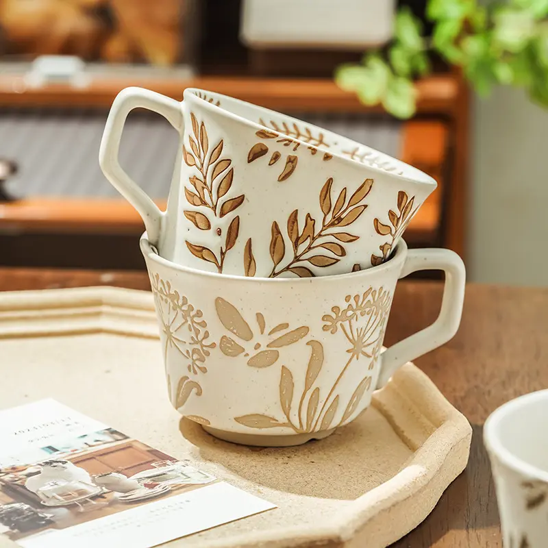 Tasse à café en poterie brute de style rustique dessiné à la main minimaliste Ins