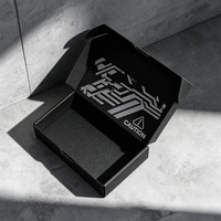 Boîte aux lettres de transport en carton ondulé noir mat avec logo personnalisé imprimé UV et traitement en relief