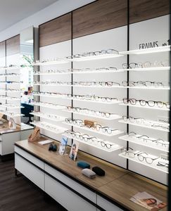 Étagères murales d'exposition de lunettes de soleil en bois moderne personnalisées avec éclairage LED, hauteur réglable pour les magasins de vente au détail d'optique - Product Image 3