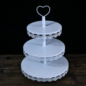 Support à gâteau blanc à 3 niveaux avec dessus en forme de cœur et bordure en dentelle pour la présentation de desserts - Product Image 1