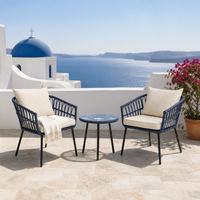 Ensemble de chaises de patio en corde tressée bleu marine, 2 fauteuils avec coussins crème et pieds en métal noir, table en verre pour balcon