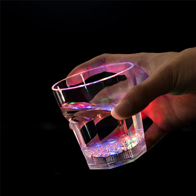 Vasos de whisky de cerveza de agua con luz LED luminosa hexagonal transparente de plástico con logotipo personalizado