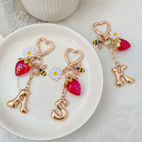 Grensoverschrijdende Europese Amerikaanse Hot Sale ZM0088 26 Bubbelletter Sleutelhanger Aardbei Bij Metaal Minimalistisch CN Tas Hangende hanger
