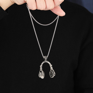 Collier pendentif casque audio inspiré de la musique rock, très populaire, pour le commerce transfrontalier Europe-Amérique ; Chaîne longue unisexe style hip-hop pour pull - Product Image 2