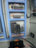 Centre d'usinage OUWO NC pour fabricants de murs rideaux avec broche motorisée haute vitesse et ATC à 6 outils, portée de travail de 7200 mm