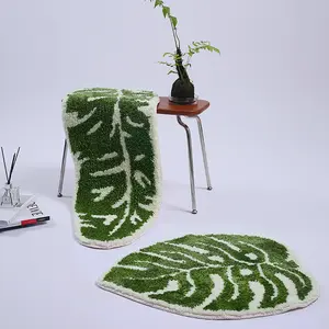 Tapete verde com palmeira deixa tapete do banheiro