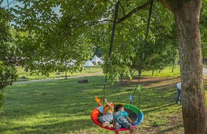 Columpio Redondo Tipo Saucer con Tela Impermeable y Asiento Colgante para Patio Trasero, Parque Infantil y Juegos al Aire Libre - Product Image 5