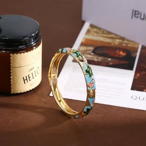 Bracelet à breloques superposées pour femme, style vintage, en laiton plaqué or, avec pétale en émail coloré à effet goutte d'huile, au design délicat et frais - Product Image 3