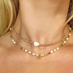 Collar de Estilo Boho con Varias Capas para Mujer, 26 Letras Iniciales, Piedra Natural, Perla de Agua Dulce, Cadena con Cuentas, Joyería de Moda - Product Image 1
