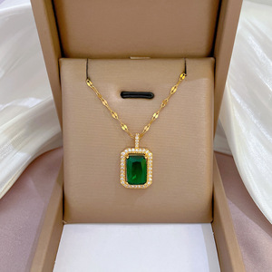 Collar con colgante verde esmeralda cuadrado geométrico de alta calidad, Joyería de diamantes de acero de titanio chapado en oro para mujer - Product Image 1