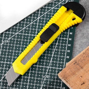 Cuchillo utilitario con mango de ABS de 18mm, cortador de seguridad OEM barato de China con hoja Sk5 <span class=keywords><strong>a</strong></span> presión - Product Image 4