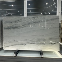 Dalle de marbre blanc Carrara naturel de luxe du Brésil, poli, Bianco Carrara, pour revêtement de sol et de mur de villa