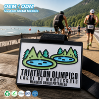 Op maat gemaakte vierkante zinklegering triatlonmedaille met gekleurd emaille, metalen sportprijs voor buitenwedstrijden, triatlon evenement souvenir prijs