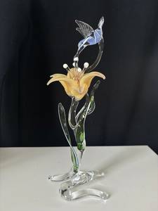 Colibris et fleurs de lys jaunes en verre soufflé à la main avec des feuilles vertes - Product Image 3