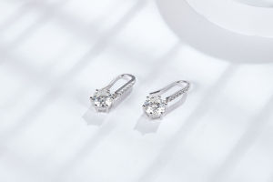 Boucles d'oreilles pendantes en forme de clé, en silicone certifié, de luxe, avec moissanite, plaquées or rhodié, unisexe, pour anniversaire, collection mode - Product Image 4