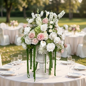 Centrotavola di Lusso con Sfere Floreali Rosa e Bianche con Fogliame Verde, Composizioni Floreali per Decorazioni da Tavolo per Matrimoni - Product Image 1