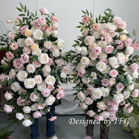 Arche florale élégante rose écoresponsable IFG avec roses et verdure pour la décoration de scène de mariage, de Noël et de fête de remise des diplômes