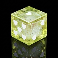1 pièce de dés D6 en résine jaune, remplis de sable mouvant liquide et de paillettes, avec points blancs en forme de cœur, pour jeu de table carré transparent