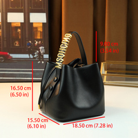 Nouveau sac seau pour femme de couleur unie, design minimaliste et polyvalent avec cordon de serrage, décoration de lettres en métal, petit sac à main