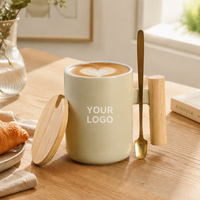 Mug à café en céramique mate 400 ml avec logo personnalisé OEM, poignée en bois, couvercle en bambou et cuillère – Vente en gros, style nordique, idéal pour le bureau ou comme cadeau
