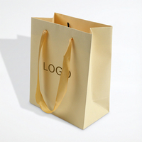Sac de courses en papier personnalisé écologique avec poignée découpée, sac cadeau laminé avec logo sur mesure pour l'emballage d'artisanat et de bougies