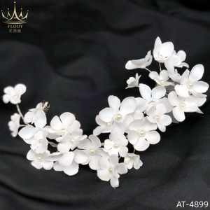 AT-4899 FLODY Servizio OEM Ingrosso Cerchietto da Sposa Stile Coreano con Perle e Fiori Fatti a Mano in Raso Beige per Abito da Sposa Bianco - Product Image 4