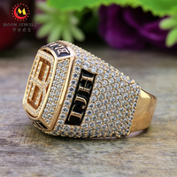 Bague de championnat personnalisée 2026 avec mascotte animale et forme carrée, idéale pour les passionnés de bagues de championnat de style universitaire