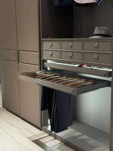 Armoire sur mesure intégrée avec tiroirs à accessoires et éclairage LED, rangement divisé - Product Image 2