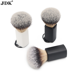 Vente en gros de blaireaux en plastique, <span class=keywords><strong>blaireau</strong></span> de barbier synthétique végan bon marché pour hommes rasage humide personnalisé pour le cou - Product Image 1