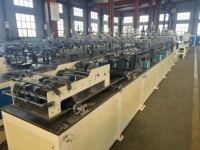 Machine de fabrication de protège-coins en carton pour papier