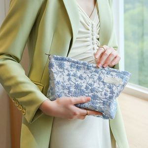 Bolsa de Maquillaje con Diseño de Tulipanes, Bolsa de Almacenamiento Portátil de Viaje, Gran Capacidad, Bordada, de Fábrica con Certificación BSCI - Product Image 6