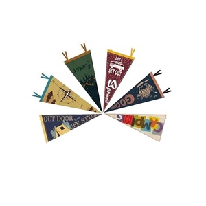 Bandera Triangular de Fieltro Personalizada de Alta Calidad para Escuelas y Universidades con Logotipo - Product Image 2