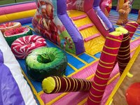 Grande structure gonflable de terrain de jeu Candy Land avec obstacles, château gonflable Candy Land pour tout-petits