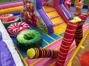 Grande structure gonflable de terrain de jeu Candy Land avec <span class=keywords><strong>obstacles</strong></span>, château gonflable Candy Land pour tout-petits - Product Image 5