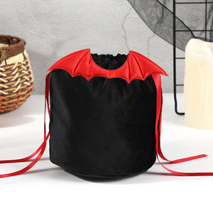 Listo para enviar Bolsas de regalo de terciopelo de Halloween Patrón de murciélago Bolsa con cordón Decoración de Halloween Forma de murciélago rojo Bolsas de regalo con cordón - Product Image 4