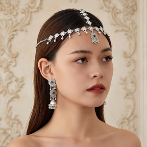 Conjunto <span class=keywords><strong>de</strong></span> Joyería Estilo Gitano Antiguo: Cadena para la Frente y Pendientes Colgantes con Detalles <span class=keywords><strong>de</strong></span> Campanas y Borlas en Tono Dorado Tribal Retro - Product Image 4