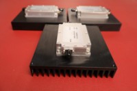 Amplificateur de puissance à large bande personnalisable 2 W pour communication micro-ondes 10 MHz-1 GHz, transmission de signal, pièces de télécommunications