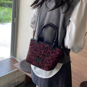 Vente en gros de sacs à main tendance léopard pour femmes sacs à bandoulière givré avec gommage sensoriel sacs fourre-tout décontractés - Product Image 3