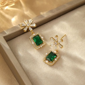 Boucles d'oreilles tendance pour femmes en argent 925 avec fleur émeraude, zircon, imitation perle, géométriques, plaquées or, bijoux en cuivre, cadeau - Product Image 1