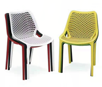 Chaise en plastique de conception colorée, chaise de salon de conception d'ingénierie humaine, respirante et creuse, chaise à dossier de salle à manger de loisirs