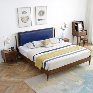 Cama de Madera Maciza de Estilo Nórdico de 1.8 m con Cabecera Tapizada Doble en Color Nogal, Muebles para Dormitorio - Product Image 1