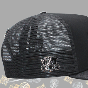 <span class=keywords><strong>Gorra</strong></span> Trucker Estructurada de Malla <span class=keywords><strong>Negra</strong></span> de Alta Calidad con Emblema Metálico 3D de <span class=keywords><strong>Gallo</strong></span> Plateado y Diseño de Póker, Ajustable con Cierre Snapback, Unisex, Estilo Urbano - Product Image 5