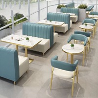 Ensemble de mobilier commercial moderne pour restaurant : table et banquette en cuir avec design doux, idéal pour hôtel