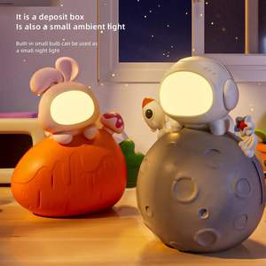 Salvadanaio e Luce Notturna 2-in-1 a Forma di Astronauta e <span class=keywords><strong>Pianeta</strong></span>, Alimentato a Batteria, Simpatico Salvadanaio per Bambini e Bambine in Plastica - Product Image 5