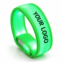 Bracelet LED personnalisé en tissu nylon PP avec impression de logo, sangle réglable à boucle auto-agrippante, bracelet clignotant pour événements