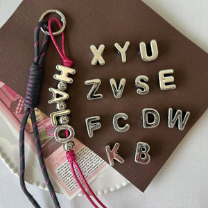 Cuentas de letras acrílicas plateadas, cuentas deslizantes de alfabeto con agujero grande para correas de bolsos <span class=keywords><strong>y</strong></span> pulseras - Product Image 1